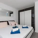 Apartment Semi *